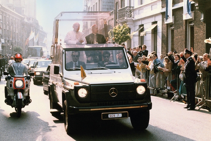 Jean-Paul II sera le 1er... pape à rouler en Mercedes Classe G, abondamment protégé suite à l'attentat qui a failli le tuer en 1981. L'aérodynamique ne semble avoir été une priorité dans l'élaboration de la verrière blindée...