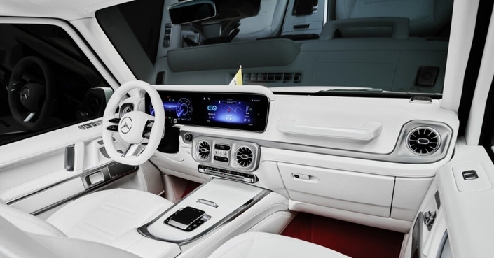 Planche de bord luxueuse pour le Mercedes G580 papal. L'église cache difficilement son idéal de pauvreté.