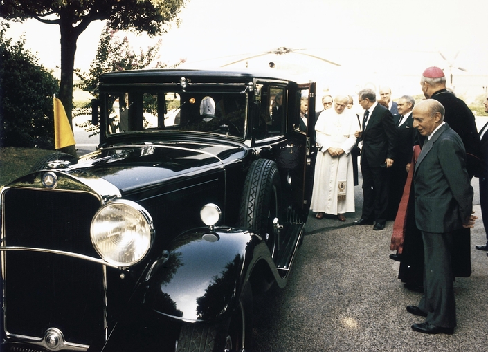 En 1984, Mercedes retourne au Vatican la Nürburg 460 qu'il lui a fournie en 1930. Jean-Paul II regrette-t-il alors sa Ford Escort 1100 GL de 1976 ?