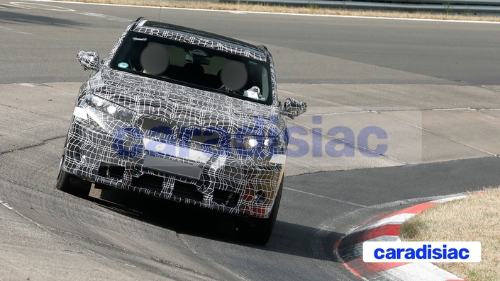 Par rapport au BMW iX5, le BMW iX5 M se dote de nombreux dispositifs aérodynamiques spécifiques et de larges prises d’air ouvertes sur le bouclier. Ce modèle devrait disposer de deux électromoteurs d’une puissance cumulée dépassant les 700 ch pour des performances époustouflantes malgré un poids qui risque d’être très élevé.