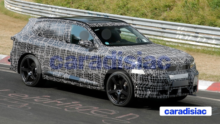 Séquence sportive pour le dynamique prototype du futur BMW iX5 M sur le Nürburgring. Sur le circuit aux 70 virages, le BMW iX5 M, poursuit sa période de mise au point et de validation de ses équipements avant sa commercialisation qui devrait avoir lieu au cours de l’année prochaine.