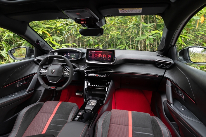 Moquette, ceintures de sécurité et habillages de sièges sont rouges. La couleur de la griffe GTi depuis 40 ans chez Peugeot.
