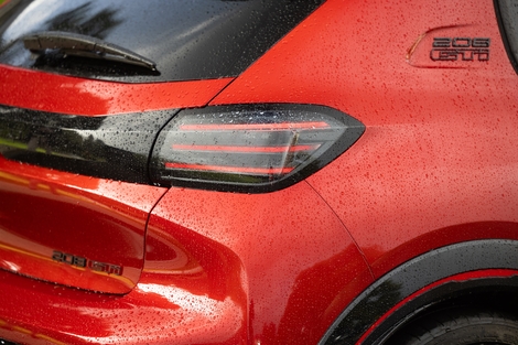 Le Logo GTi apparaît sur le montant arrière et sur le hayon.