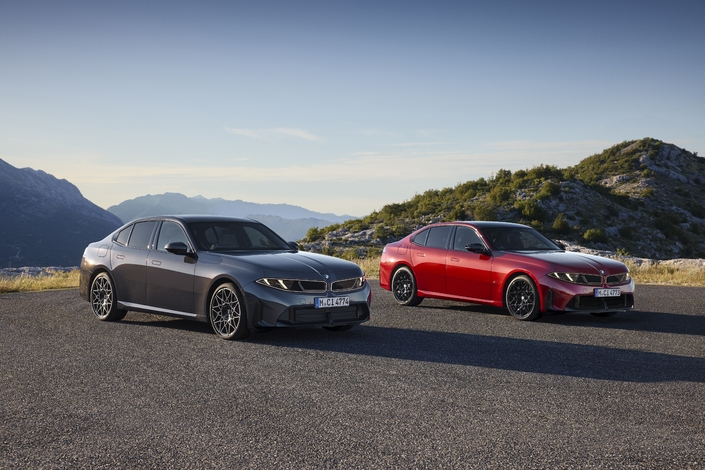 La BMW Série 3 classique est plus sage, mais ne manque pas de style.