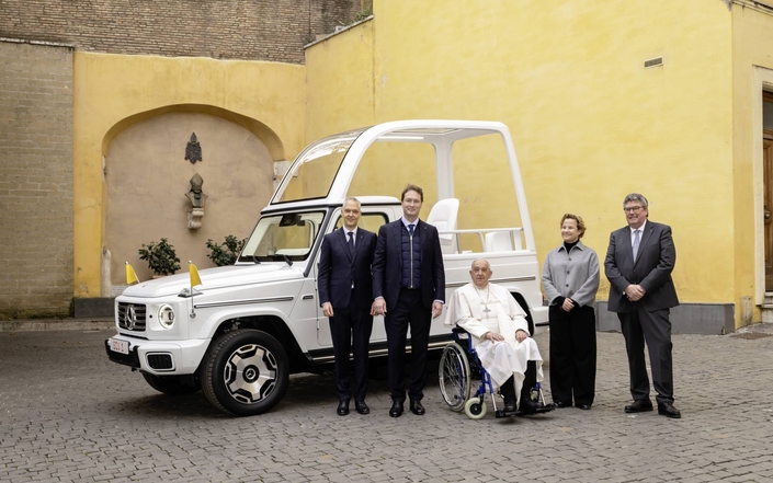 En décembre 2024, Mercedes présentait au pape François cette papamobile sur base de Classe G électrique.