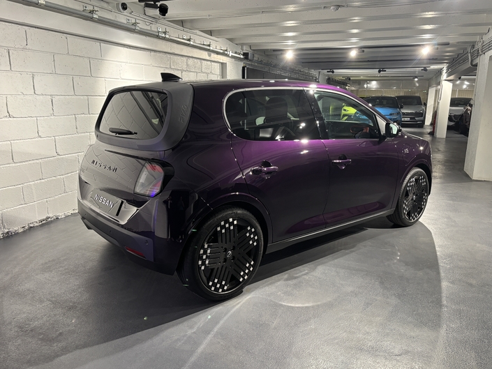 Sous cet angle, elle ressemble d’autant plus à la Twingo.