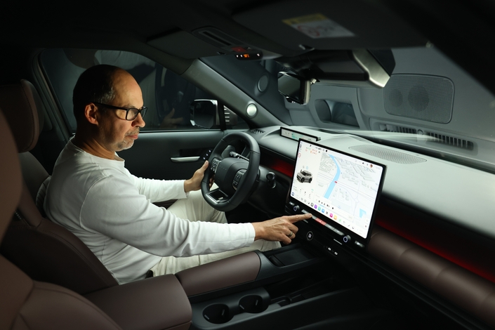 L’habitacle s’inspire de celui de la Ioniq 3 avec une fine lamelle pour l’instrumentation et un large écran pouvant atteindre 17 pouces.