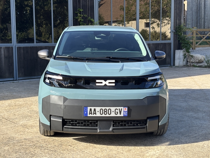 La Spring est la soeur de la nouvelle Twingo, mais esthétiquement, il est impossible de trouver la filiation.