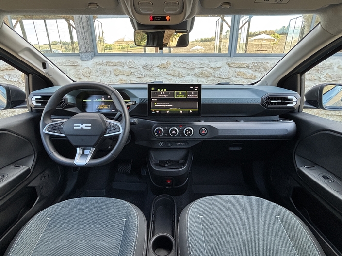 Comme c’est le cas de l’extérieur, l’intérieur est totalement différent de celui de la Twingo.