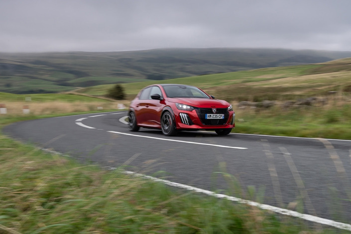 Elle arrive tard, mais la Peugeot e-208 GTi fait sacrément envie!