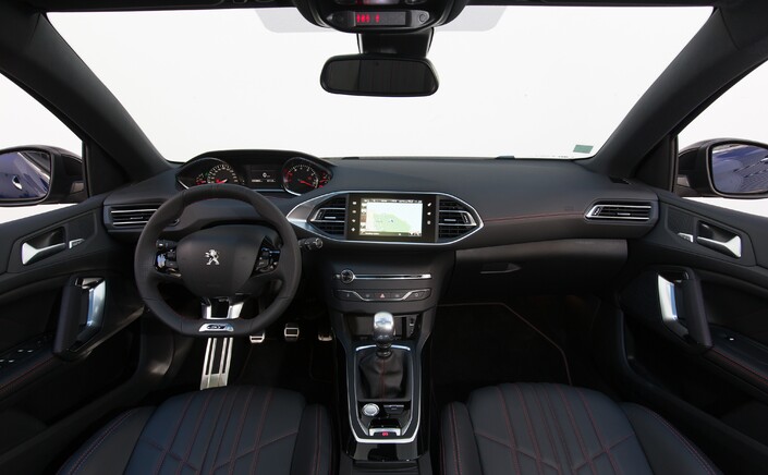 Belle finition mais ergonomie étrange pour le tableau de la Peugeot 308 GT, ici en 2014. Ce sera pire sur sa descendante !