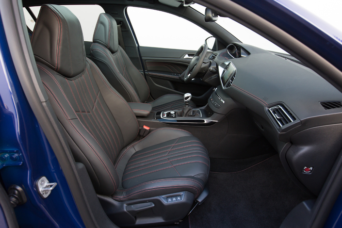 Très bons sièges avant pour la Peugeot 308 GT, par ailleurs fort spacieuse en SW. C'est plus juste en berline pour les jambes des passagers arrière.