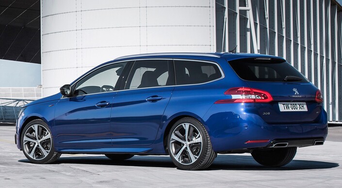 La Peugeot 308 GT est aussi proposée en breka SW, rallongée de 33 cm (4,58 m au total) dont 11 cm juste pour l'empattement (2,73 m). Le coffre passe ainsi de 1 300 l à 1 660 l au maxi : belle valeur.