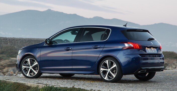 Pas plus d'ostentation à l'arrière qu'à l'avant sur la Peugeot 308 GT en 2014. Notez le dessin des jantes spécifiques, donnant l'impression qu'elles sont déjà rayéees.