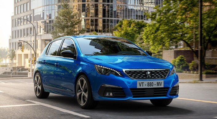Fin 2017, la Peugeot 308 GT est très légèrement modifiée (boucliers, grille de calandre), et la puissance grimpe à 225 ch.