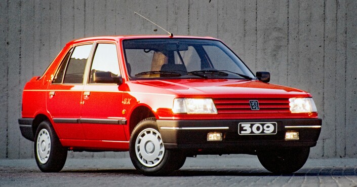 Comme la 308, la Peugeot 309 SX joue sur sa légèreté pour offrir de belles performances. La 1,9 l est même très efficace avec son train avant triangulé. Ici en 1989.