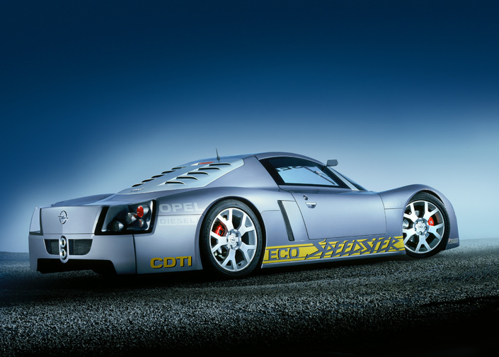 L’Opel Eco Speedster a d’abord été un simple concept-car, en 2002.
