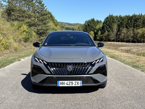 La Peugeot 408 restylée. Les « sabres » lumineux disparaissent et les optiques ont été retravaillés.