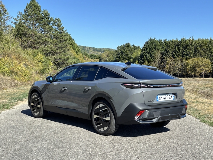 Le crossover coupé est le premier modèle de Peugeot à recevoir le lettrage lumineux à l’arrière.
