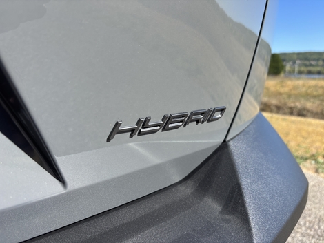 Cette motorisation « hybrid » associe un 3 cylindres essence, une boîte auto à 6 rapports et un moteur électrique de 28 ch. L’ensemble développe 145 ch.