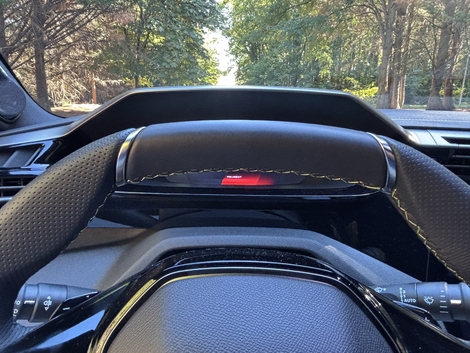 Dans la majorité des cas, la vue sur le compteur est masquée par la jante du volant.