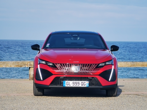 La Peugeot 408 avant restylage.
