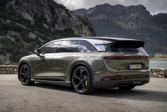  Lucid Gravity Inconnue chez nous et pourtant pleine d’ambition, la firme américaine Lucid débarque avec deux modèles : la Air et la Gravity. Cette dernière prend la forme d’un grand SUV électrique de luxe dont la force électrique développe 560 ch.