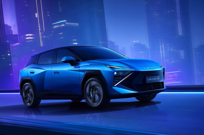  Omoda 4 C’est un crossover compact de 4,42 mètres de long conçu par le groupe chinois Chery. Il sera proposé en version hybride SHS, développant 224 ch pour un couple maximal de 295 Nm. Son tarif sera bien sûr agressif.
