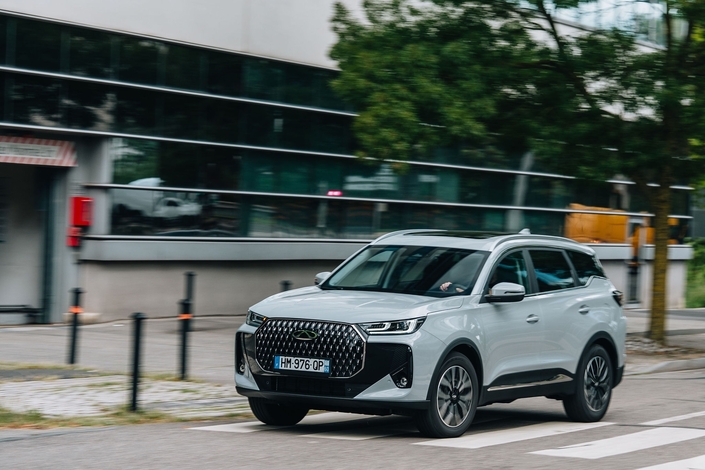  Chery Tiggo 7 Vous ne connaissez pas encore Chery, vous allez vite faire sa connaissance. Il s’agit du premier exportateur chinois de voitures et propriétaire des marques Jaecoo et Omoda. Le Tiggo 7 est hybride, mesure 4,55 m de long, est garanti sept ans pour un tarif de base de 26 990 €. Le Dacia Bigster est prévenu !