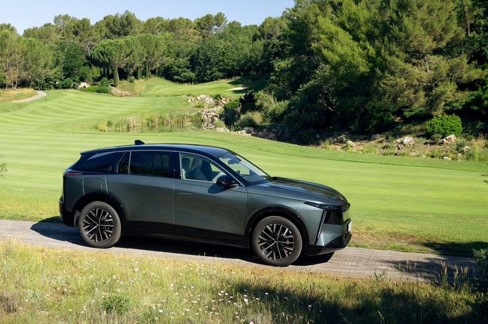  DS N°7 Il a pour rôle de remplacer le best-seller de la marque. Disponible en électrique, jusqu’à 740 km, et en Hybrid 145 ch, il démarre à 43 900 € en thermique et 46 990 € en électrique.