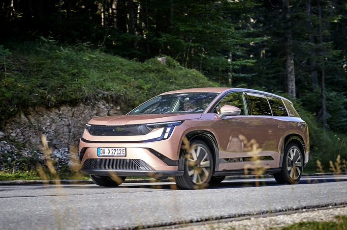  Skoda Peaq Il est le pendant électrique du Kodiaq et se soucie tout autant de la famille. Il peut embarquer au choix cinq ou sept passagers dans de très bonnes conditions, peut parcourir jusqu’à 644 km, tout en étant confortable et agréable à conduire. De plus, ses tarifs sont bien placés : dès 56 460 €.