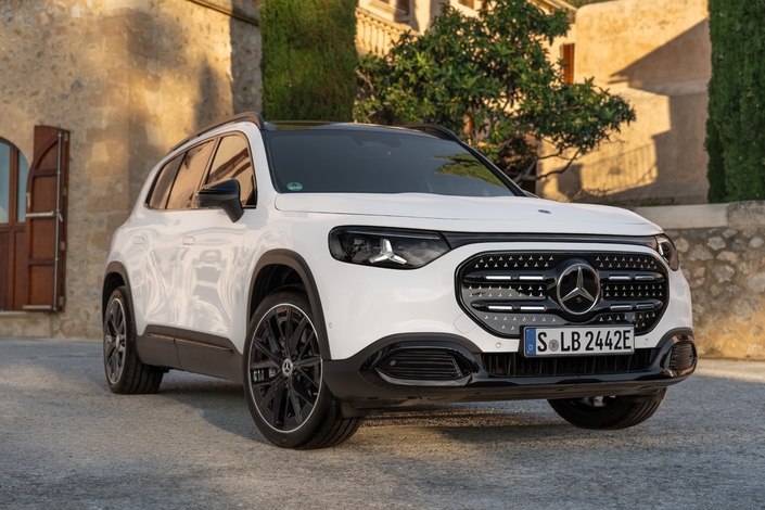  Mercedes GLB Pour cette seconde génération, il partage sa plateforme avec celle de la CLA en mixant propulsion thermique et électrique. Cette dernière se montre sobre et rapide en recharge, pour un prix bien placé : À partir de 46 950 €. Un fait très rare pour une Mercedes.