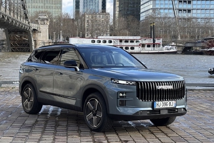  Jaecoo 7 Cette marque, appartenant au groupe Chery, se lance avec des modèles dont le design fait penser à l’univers Range Rover. La comparaison s’arrête là puisque ce SUV hybride rechargeable est vendu à partir de 35 990 €, soit 20 000 € de moins qu’un Volkswagen Tiguan équivalent.