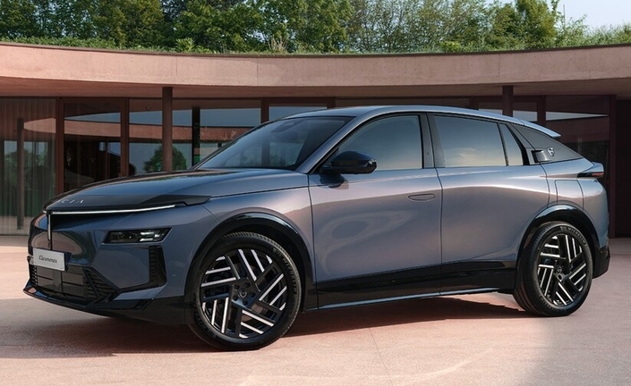  Lancia Gamma La marque revient de loin et ce Gamma a pour but de renouer avec le haut de gamme italien. Programme ambitieux pour ce SUV de 4,67 m basé sur la plateforme du Peugeot 3008. Les prix sont encore inconnus, mais il reprendra bien sûr les chaînes de traction hybride et électrique du groupe Stellantis.