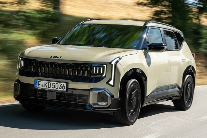  Kia Seltos Sa longueur de 4,43 m le place entre deux segments, mais il n’est pas dénué de volume intérieur, comme en témoigne son coffre de 536 litres. Sous le capot, il cache une motorisation hybride, ce qui pourrait inquiéter en interne, notamment les Niro et Sportage. Sa gamme démarre à 36 790 €.