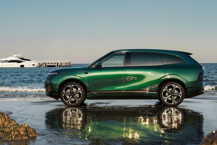  XPeng G9L 577 ch et 5,12 m, ce nouveau SUV XXL chinois et électrique débarque en Europe. Ainsi motorisé, il devrait se déplacer honorablement tout en choyant ses occupants. XPeng compte également mettre en avant les technologies les plus innovantes en matière d’intelligence artificielle.