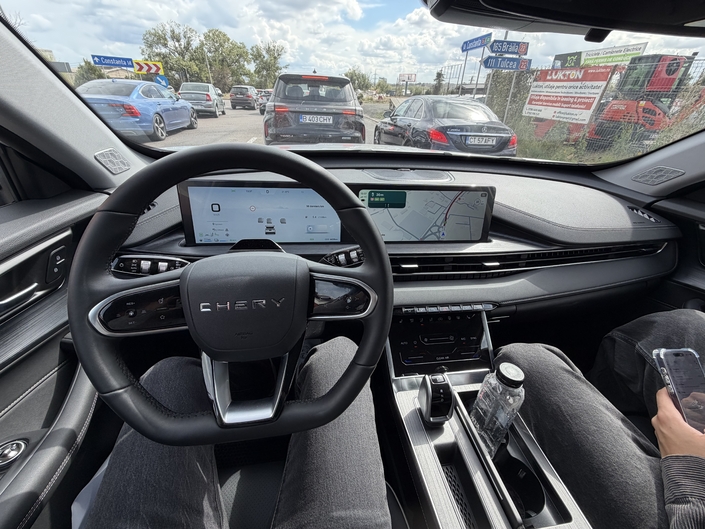 La partie basse de la console centrale rappelle un peu les modèles de Land Rover. Comme chez BYD et MG dans une moindre mesure, il y a de jolis efforts d’habillages et beaucoup de plastiques « souples ». On peut même avoir des sièges ventilés en finition haute. En revanche, l’interface numérique est plutôt lente et pas au niveau de chez BYD.
