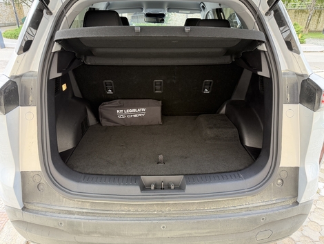Le coffre revendique 440 litres de volume, presque comme sur un Duster hybride (430 litres).
