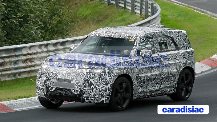 Le Land Rover « baby » Defender poursuit ses essais sur le circuit du Nürburgring. Modèle polyvalent, ce tout nouveau Defender électrique sera à l’aise sur la route et sur la terre. Les batteries devraient disposer d’une grande capacité de charge pour que ce modèle affiche plus de 600 km d’autonomie comme le grand Range Rover Electric qui vient d’être lancé.