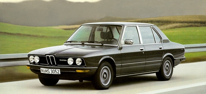 Moteur performant, boîte agréable à manier, comportement sain : la BMW 528i E12 est un régal à conduire, du moins sur le sec. Ici en 1978.
