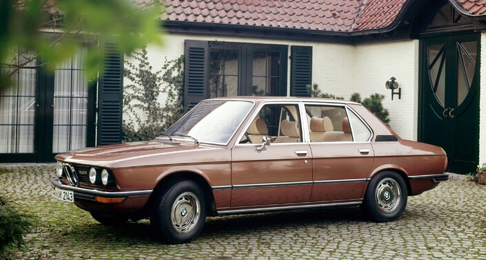 Fin 1973, au salon de Francfort, apparaît le haut de gamme qui changera tout : la 528, dotée d'un 2,8 l de 165 ch. Freins et trains roulants sont adaptés, mais l'apparence ne trahit en rien la hausse de puissance.