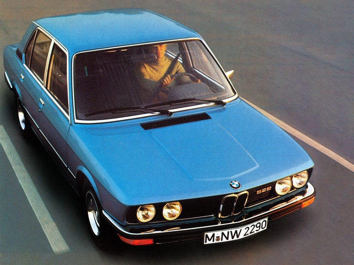 Les premières BMW Série 5 s'équipene d'un capot à bossage central, détail qui sera vite corrigé.