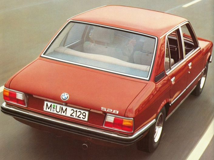 Initialement, la BMW 528 E12 reçoit de petits feux arrière, dès 1973. Les coloris de l'époque, alliés aux chromes, lui confèrent un charme incroyable
