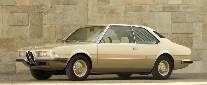 Apparu en 1970, le concept Bertone Garmisch, sur base BMW 2002, a certainement inspiré le design de la future Série 5 E12.