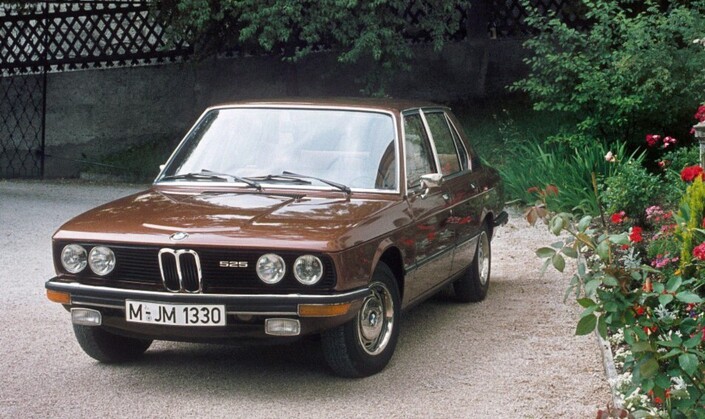 La première BMW Série 5 à 6 cylindres apparaît en 1972, c'est la 525, armée d'un 2,5 l de 150 ch. Le meilleur reste à venir.