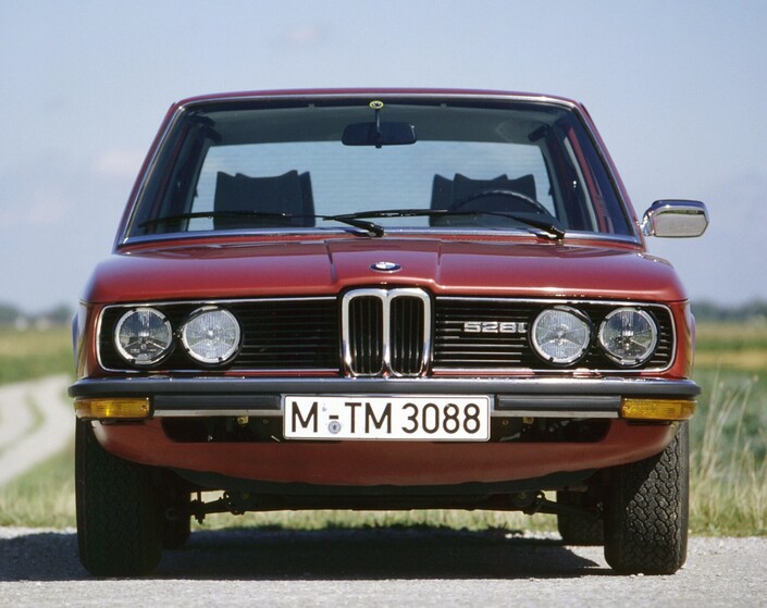 Après un nouveau capot en 1976, la BMW 528 arbore un i (pour injection) en 1977, sa puissance passant à 177 ch.