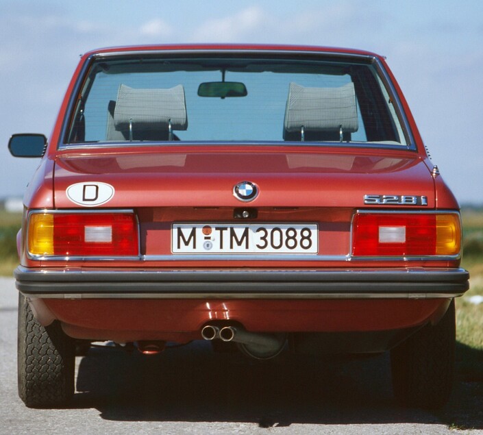 1976 voit l'arrivée de feux arrière agrandis sur la BMW 528, alors que dès 1978, la 528i grimpe à 184 ch. Appuie-têtes arrière et vitres teintées demeurent en option...