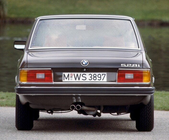 La BMW528 bénéficie de légères retouches pour 1980 : lettrage modifié au-dessus du feu arrière droit, nouveau rétroviseur extérieur.