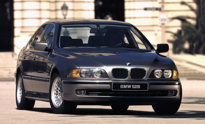 La Série 5 E39, révélée en 1995, représente la quintessence de la BMW classique, par son design, sa conception et sa qualité de fabrication exceptionnelle.