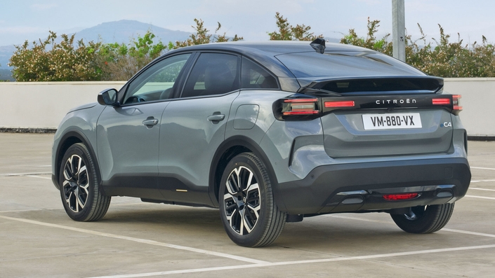 Auto discrète, mais attachante, la Citroën C4 et sa déclinaison C4 X, de par son confort et son prix/équipement attractif mérite le détour. Un guide d’achat de cette auto s’imposait.